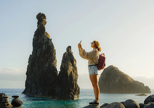 Mulher a registar paisagens da ilha da Madeira