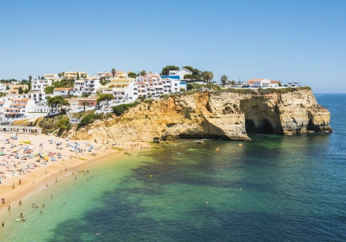 Praia do Carvoeiro, no Algarve, é bastante concorrida por famílias.