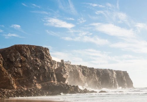Praia no Algarve de mar aberto, perfeita para surfistas.