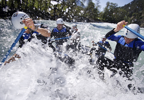 pesssoas a fazer rafting