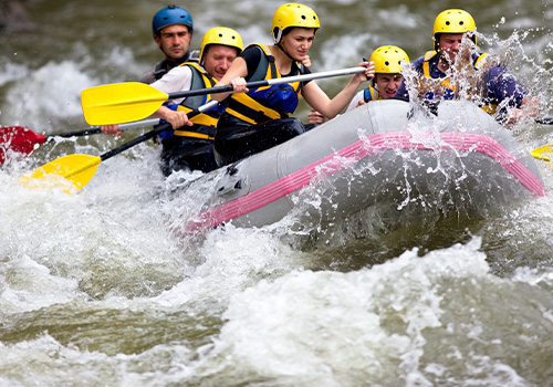 pessoas a fazer rafting a descer o rio