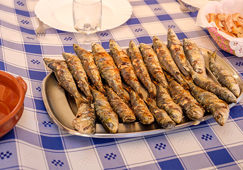Mesa com sardinhas grelhadas para o São João