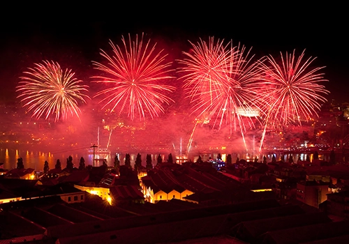 Fogo de artifício no São João do Porto. 