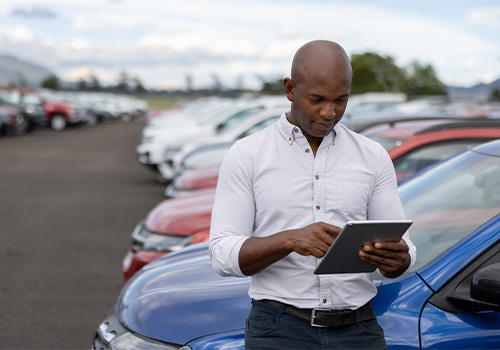 vendedor de carros a verificar um tablet