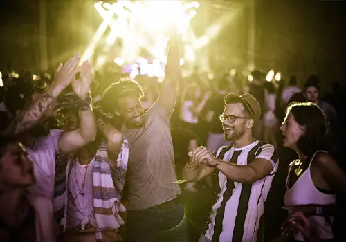 amigos a dançar num concerto ao vivo.