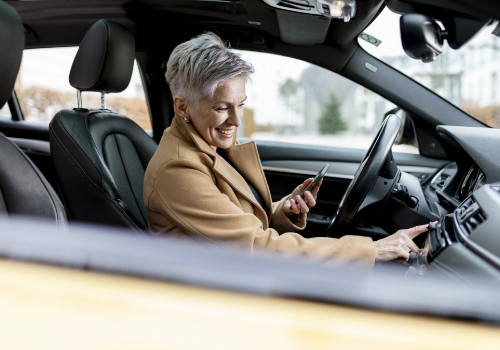 mulher no seu carro alugado