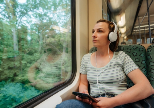 mulher a andar de transportes públicos