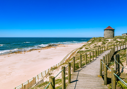 Vista sobre a praia e moinhos de Esposende