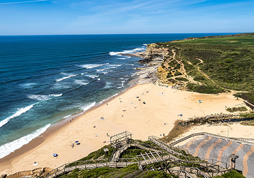 Praia da Ribeira d’Ilhas para visitar na Ericeira.