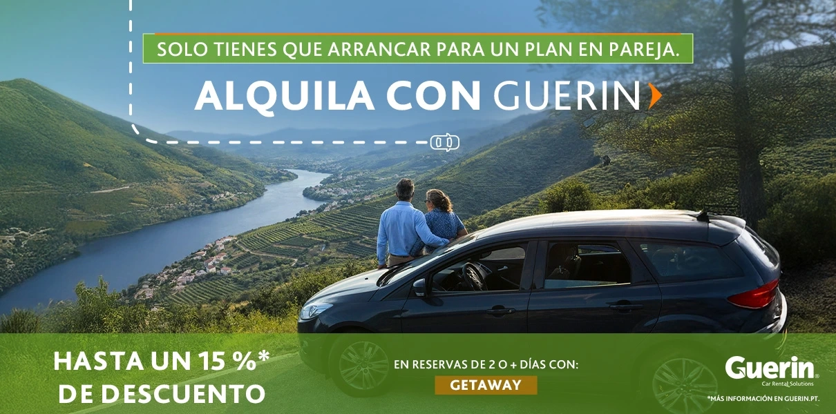 Pareja sentada junto a un coche en un mirador con vistas a un valle y un r&iacute;o, con texto promocional de Guerin: &laquo;Alquile en Guerin&raquo;, hasta un 15 % de descuento en reservas de 2 o m&aacute;s d&iacute;as con el c&oacute;digo GETAWAY.