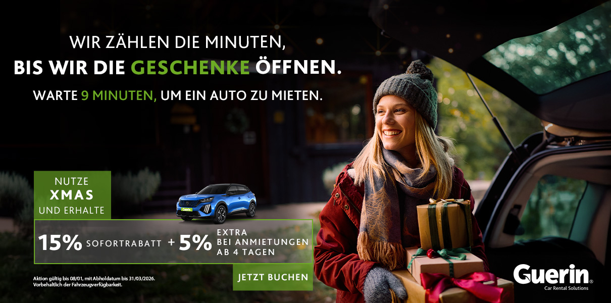 Frau lächelt mit Weihnachtsgeschenken in der Hand, die aus dem Mietwagen genommen wurden. Der Werbetext lautet: ‚Die Minuten zählen, bis die Geschenke geöffnet werden. Zählen Sie 9 Minuten, um ein Auto zu mieten.‘ Hervorhebung: ‚Verwenden Sie XMAS und erh